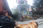 Zdjęcie na https://www.viapoland.com/ - portal informacyjny: Co przynosimy pod majową kapliczkę Matki Bożej?