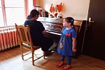Zdjęcie na https://www.viapoland.com/ - portal informacyjny: Man Li Szczepańska z córką Awaz Lila w Andrychowie