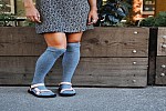 Zdjęcie na https://www.viapoland.com/ - portal informacyjny: W sandałach i... skarpetach – obciachowe stylizacje marki Teva?