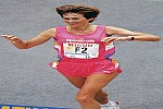Zdjęcie na https://www.viapoland.com/ - portal informacyjny: Wanda Panfil na medalu jubileuszowego 25. Półmaratonu PHILIPS Piła