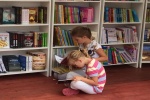 Zdjęcie na https://www.viapoland.com/ - portal informacyjny: Zawsze jest dobry moment i miejsce na czytanie książek!
