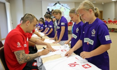Reprezentacja Polski spotka się z młodymi piłkarzami i piłkarkami