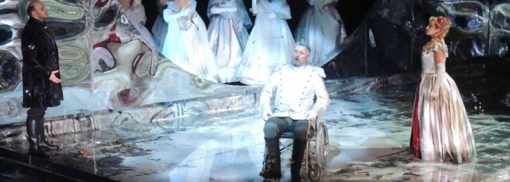 Stanisław Kuflyuk jako Eugeniusz Oniegin na scenie Opery Krakowskiej